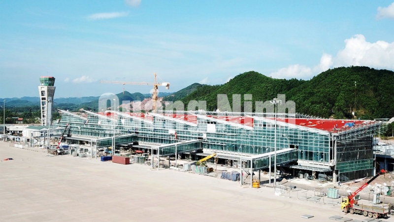 Thi công nhà ga hành khách thuộc Cảng Hàng không quốc tế Quảng Ninh (6-2018). Ảnh: Đỗ Phương