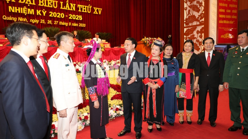 Bí thư Tỉnh ủy Nguyễn Xuân Ký trò chuyện với các đại biểu dự Đại hội.