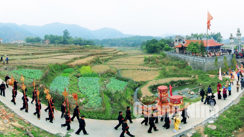Toàn cảnh lễ rước Thành Hoàng Cần quanh đình Lục Nà (12-2015). Ảnh: Đỗ Giang