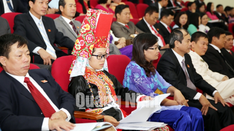 Các đại biểu nghe báo cáo chính trị tại Đại hội