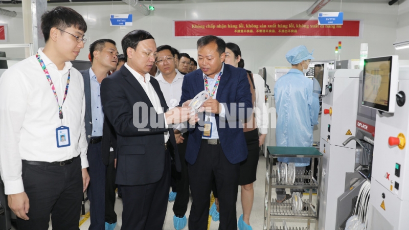 Bí thư Tỉnh ủy thăm Nhà máy Sản xuất loa và tai nghe Tonly Technology Limited tại KCN Đông Mai (11-2020). Ảnh: Đỗ Phương