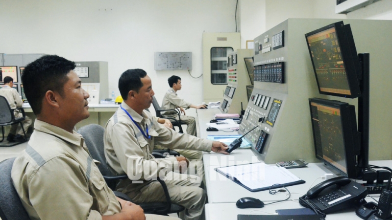 Công nhân Nhà máy Nhiệt điện Uông Bí vận hành hệ thống kiểm soát môi trường. Ảnh: Nguyễn Chiến