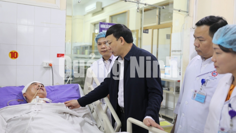 Đồng chí Bí thư Tỉnh ủy Nguyễn Xuân Ký thăm hỏi bệnh nhân phải điều trị nội trú tại Bệnh viện Đa khoa tỉnh (1-2020). Ảnh: Hồng Nhung