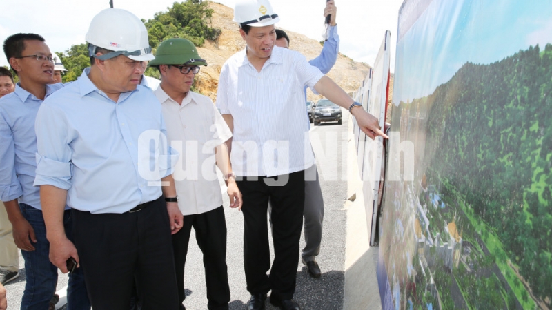 Đồng chí Nguyễn Đức Long, Chủ tịch UBND tỉnh giới thiệu với Bộ KH&ĐT quy hoạch Khu phức hợp nghỉ dưỡng giải trí cao cấp Vân Đồn.