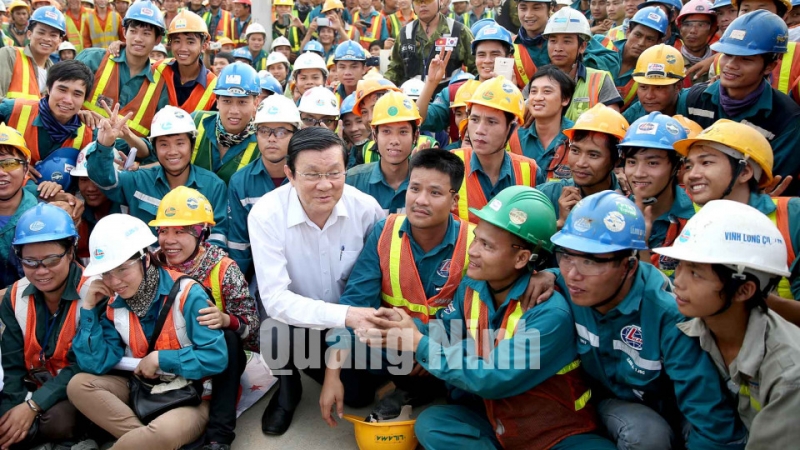 Chủ tịch nước Trương Tấn Sang thăm hỏi công nhân Nhà máy Nhiệt điện Mông Dương.