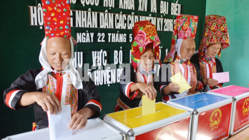 Cử tri là đồng bào Dao Thanh Phán ở thôn Nà Pò, xã Hoành Mô (Bình Liêu) bỏ phiếu bầu cử tại khu vực bỏ phiếu số 1 trên địa bàn xã. Ảnh: Thanh Tùng