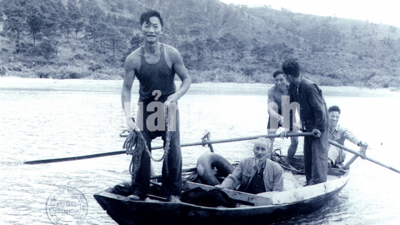 Chủ tịch Hồ Chí Minh thăm đảo Tuần Châu và cùng đánh cá với ngư dân.