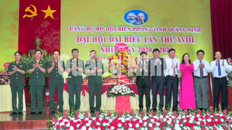 Các đồng chí lãnh đạo tỉnh tặng hoa chúc mừng Đại hội (6-2020). Ảnh: Minh Hà