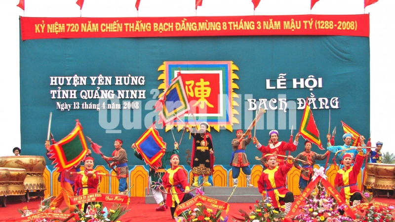 Diễn xướng tái hiện chiến thắng Bạch Đằng tại Lễ hội Bạch Đằng (4-2008). Ảnh: Lê Biên Thùy - Phòng VHTT Quảng Yên