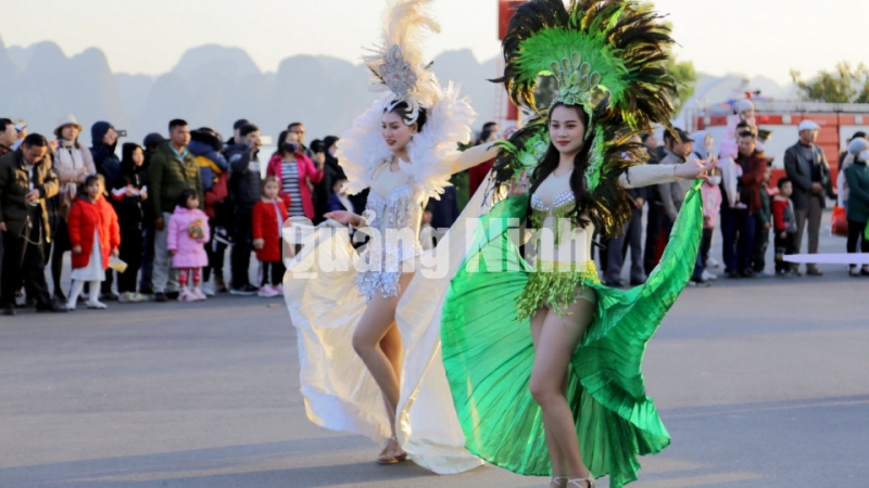 Các vũ công trong trang phục Carnival rực rỡ sắc màu... (1-2021). Ảnh: Minh Hà
