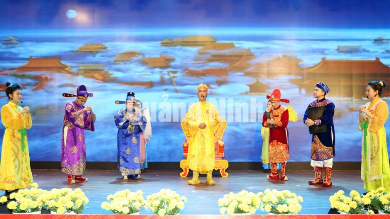 Phần thi tiểu phẩm của Đội thi Đảng bộ Hải quan Quảng Ninh nhận được sự cổ vũ nhiệt tình của đông đảo khán giả (9-2020). Ảnh: Khánh Giang