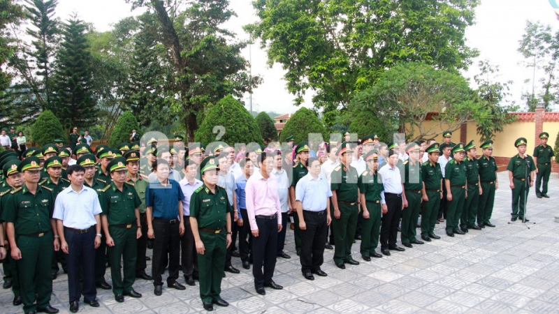 Đoàn công tác dâng hương tại Đài tưởng niệm các anh hùng liệt sĩ Pò Hèn (7-2019). Ảnh: Mạnh Trường