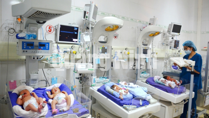Trẻ sơ sinh được chăm sóc tại Bệnh viện Sản nhi Quảng Ninh (10-2018). Ảnh: Nguyễn Hoa