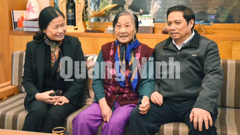 Các đồng chí lãnh đạo thăm thân nhân gia đình đồng chí Vũ Đà, cố Chủ tịch HĐND tỉnh (2-2018). Ảnh: Nguyễn Thanh