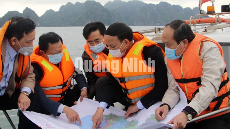 Bí thư Tỉnh ủy Nguyễn Xuân Ký khảo sát tuyến luồng cảng Con Ong (3-2021). Ảnh: Thu Chung