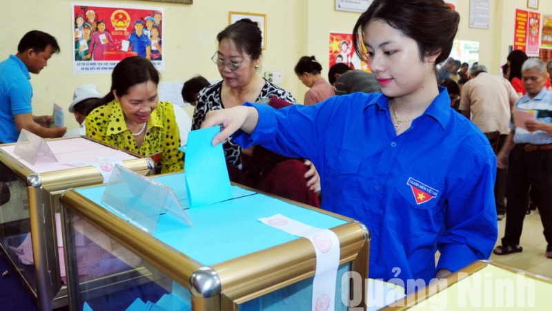 Cử tri trẻ Nguyễn Vũ Anh Phương, 18 tuổi, học sinh lớp 12 văn, Trường THPT Chuyên Hạ Long lần đầu đi bỏ phiếu tại khu vực bỏ phiếu số 1, phường Hồng Hà (TP Hạ Long). Ảnh: Hữu Duy