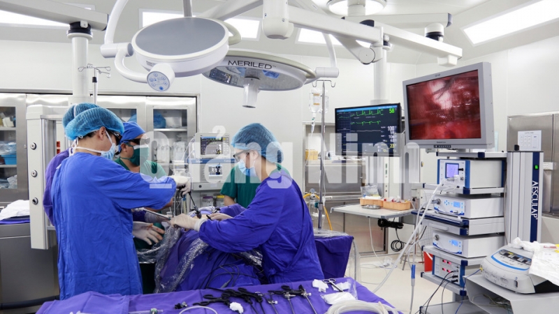 Các bác sĩ tại Bệnh viện Đa khoa tỉnh tiến hành mổ nội soi ứng dụng công nghệ 3D (9-2019). Ảnh: Khánh Giang