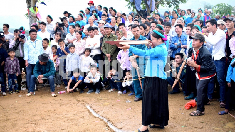 Thi bắn nỏ dành cho các chị em tại trong Lễ hội văn hoá, thể thao dân tộc Sán Chỉ huyện Tiên Yên lần thứ XIII - 2019. Ảnh: Công Thành