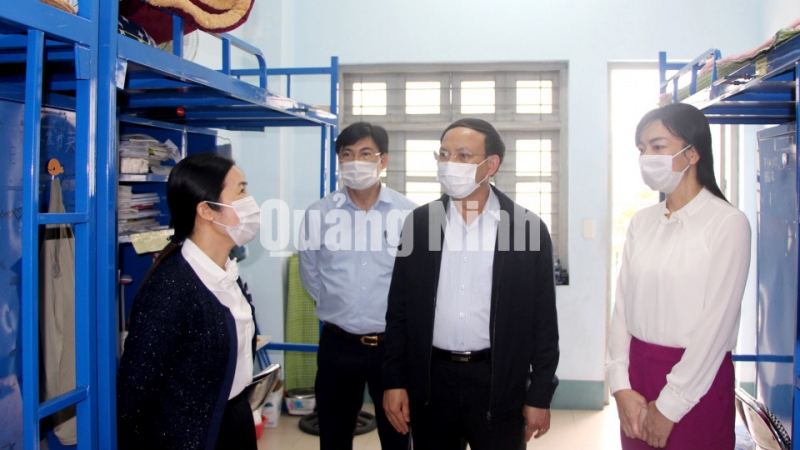 Bí thư Tỉnh ủy Nguyễn Xuân Ký kiểm tra các phòng kí túc xá của Trường THPT Chuyên Hạ Long (2-2021). Ảnh: Thu Chung