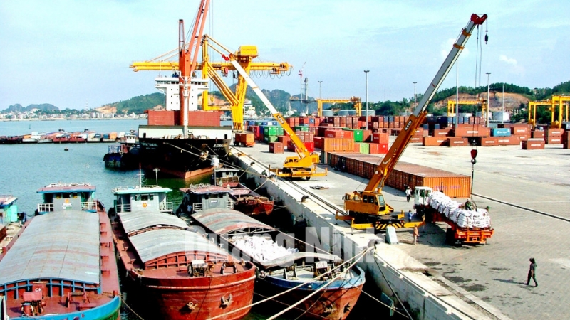 Bốc xếp hàng hóa tại cảng Cái Lân (8-2005). Ảnh: Khánh Giang