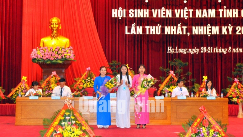 Đồng chí Vũ Thị Diệu Linh, Phó Bí thư Thường trực Tỉnh Đoàn, tân Chủ tịch Hội Sinh viên tỉnh tặng hoa chia tay Ban Vận động thành lập Hội.