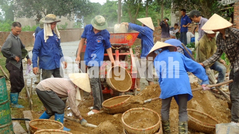 ĐVTN huyện Bình Liêu cùng người dân xã Vô Ngại tham gia làm đường bê tông liên thôn trên địa bàn xã. Ảnh: Minh Hà