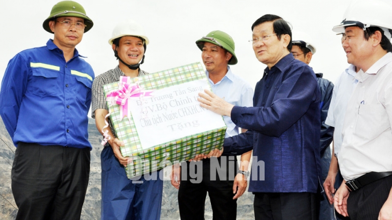 Chủ tịch Nước Trương Tấn Sang trao quà cho các cán bộ, công nhân viên tham gia khắc phục hậu quả mưa lũ tại Cty CP than Núi Béo