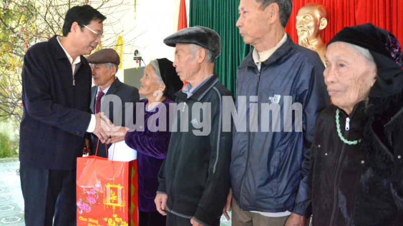 Bí thư Tỉnh ủy uỷ thăm, tặng quà Tết cho các hộ gia đình chính sách xã đảo Ngọc Vừng (1-2019). Ảnh: Nguyễn Thanh