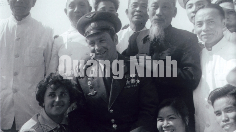 Chủ tịch Hồ Chí Minh chụp ảnh cùng với G.Titov và thủy thủ tầu Hải Lâm.