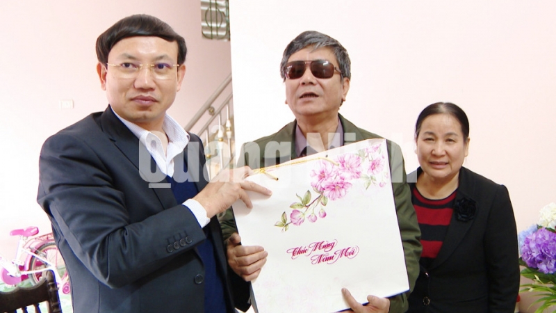 Bí thư Tỉnh ủy hỏi thăm, động viên Thương binh hạng 1/4 Trần Hữu Quảng (1-2020). Ảnh Nguyễn Thanh