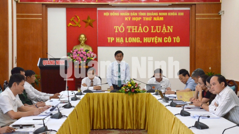 Đại biểu Tổ thảo luận TP Hạ Long, huyện Cô Tô tham gia ý kiến vào các nội dung tại kỳ họp.