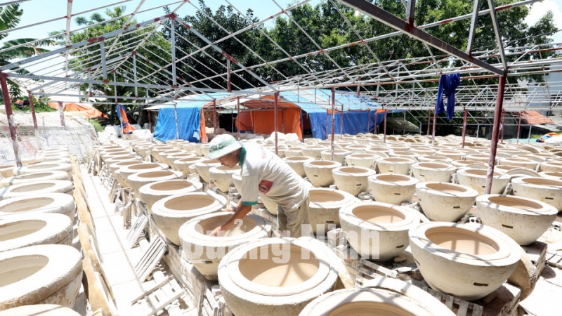 Sản xuất gốm sứ là một trong những nghề chính của người dân xã Đức Chính (6-2018). Ảnh: Khánh Giang