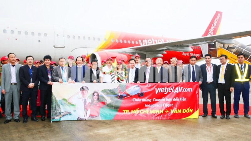 Đồng chí Cao Tường Huy, Phó Chủ tịch UBND tỉnh cùng lãnh đạo một số sở, ngành, đã chúc mừng, tặng hoa những vị khách đầu tiên của Vietjet tại sân bay Vân Đồn trên chuyến bay TP Hồ Chí Minh - Vân Đồn (20-1-2019). Ảnh: Đỗ Phương