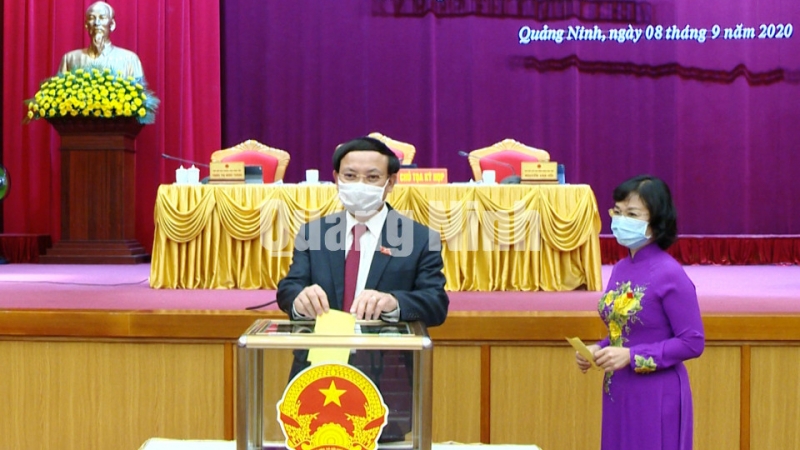 Các đại biểu HĐND tỉnh bỏ phiếu bầu bổ sung Ủy viên UBND tỉnh (9-2020). Ảnh: Thu Chung
