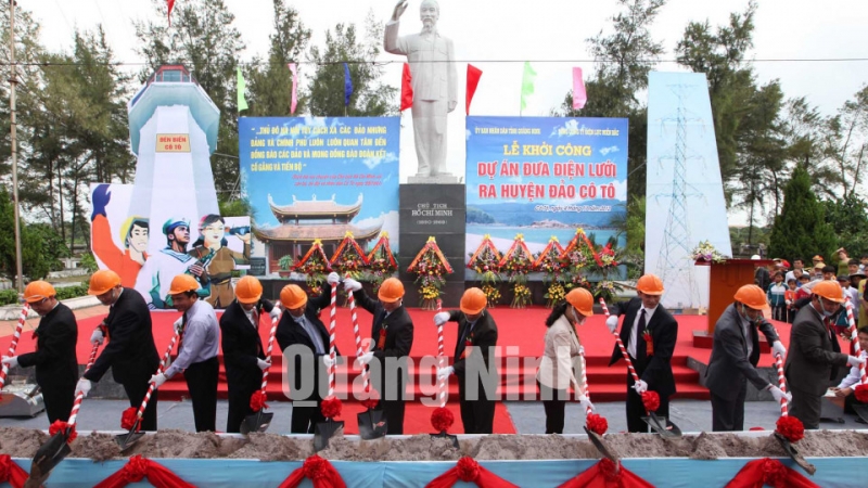 Sáng 4-11-2012, tại huyện đảo Cô Tô, UBND tỉnh Quảng Ninh phối hợp với Tổng Công ty Điện lực miền Bắc tổ chức khởi công dự án đưa điện lưới ra đảo Cô Tô.