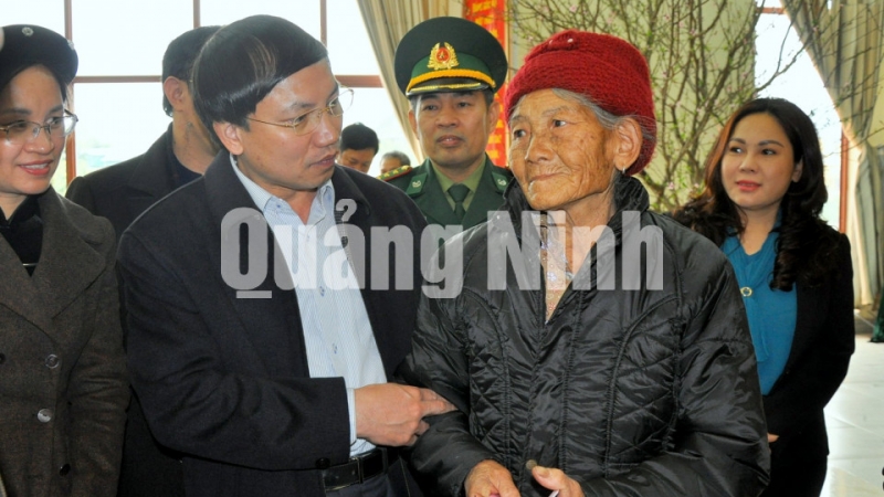 Bí thư TỈnh ủy Nguyễn Xuân Ký ân cần thăm hỏi, chúc Tết người dân thị trấn Bình Liêu (1-2020). Ảnh: Minh Hà