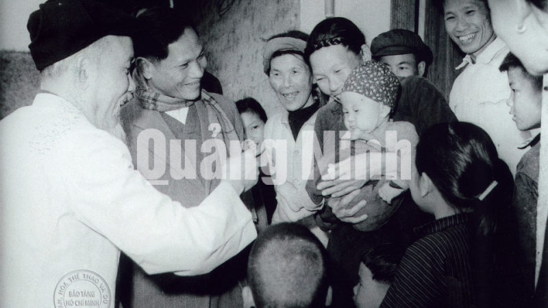 Chủ tịch Hồ Chí Minh chúc Tết gia đình ông bà Trần Mộc Sinh, dân tộc Hoa ở thôn Khe Cát, xã Minh Thành, huyện Yên Hưng (nay là TX Quảng Yên) (2-2-1965).