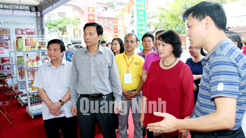 Ban Tổ chức Hội chợ OCOP Quảng Ninh hè 2016 giới thiệu với đồng chí Chủ tịch Quốc hội về quy mô các gian hàng. Ảnh Đỗ Phương