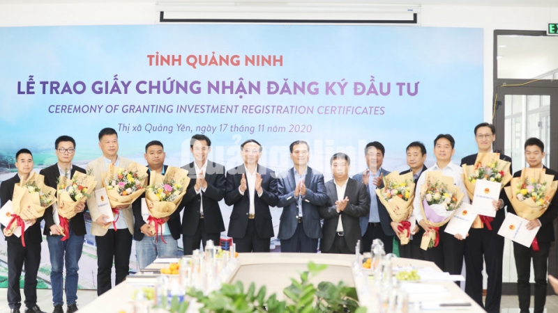 Bí thư Tỉnh ủy Nguyễn Xuân Ký chứng kiến lễ trao Giấy chứng nhận đăng ký đầu tư cho 9 doanh nghiệp FDI tại KCN Đông Mai (11-2020). Ảnh: Đỗ Phương