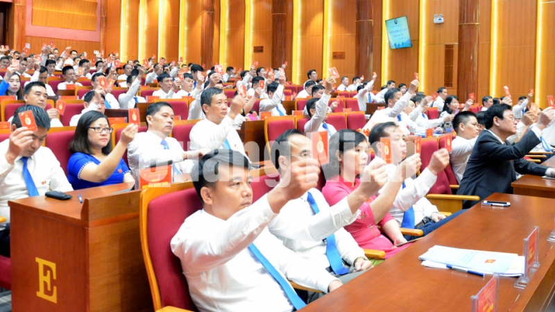 Các đại biểu biểu quyết thông qua Nghị quyết Đại hội Đại biểu Đảng bộ Than Quảng Ninh lần thứ V, nhiệm kỳ 2020-2025 (5-2020). Ảnh: Thu Chung
