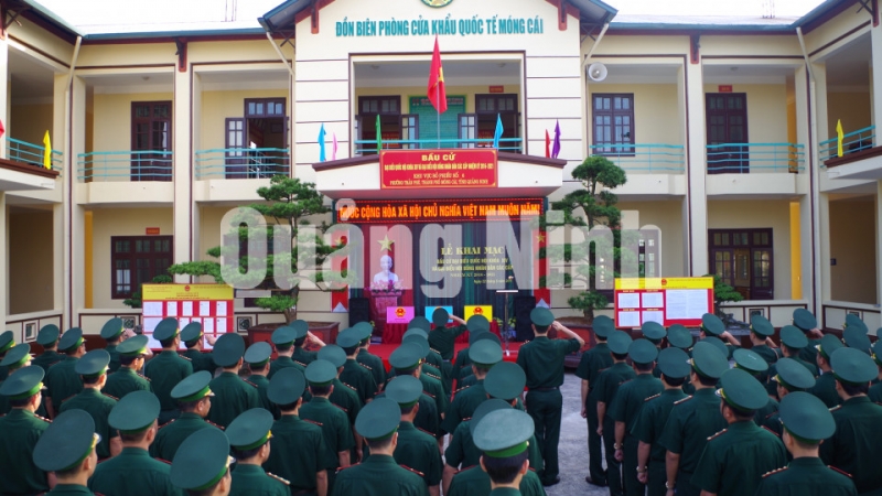 Cán bộ, chiến sĩ Đồn Biên phòng cửa khẩu Móng Cái dự khai mạc và bỏ phiếu bầu ĐBQH khóa XIV và HĐND các cấp, nhiệm kỳ 2016-2021. Ảnh: Lưu Linh