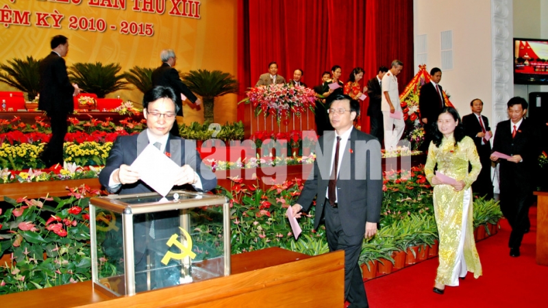 Các đồng chí lãnh đạo tỉnh và đại biểu dự Đại hội đại biểu Đảng bộ Tỉnh Quảng Ninh lần thứ VIII, nhiệm kỳ 2010 – 2015 bỏ phiếu bầu Ban chấp hành nhiệm kỳ mới. Ảnh: Đỗ Khánh