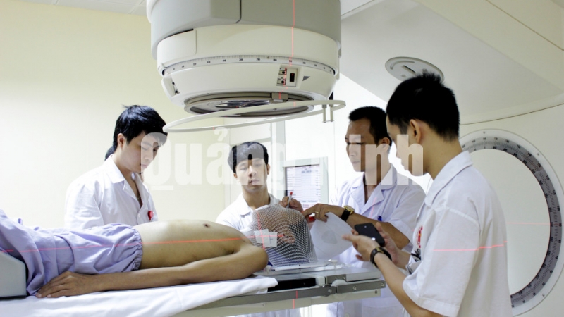 Các bác sĩ thực hiện xạ trị cho bệnh nhân (4-2020). Ảnh: Việt Hoa