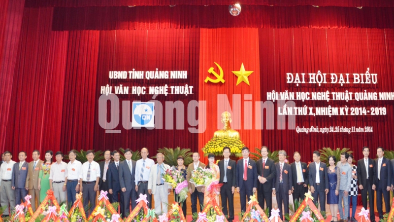 Ban Chấp hành Hội VHNT Quảng Ninh khoá mới ra mắt đại hội.