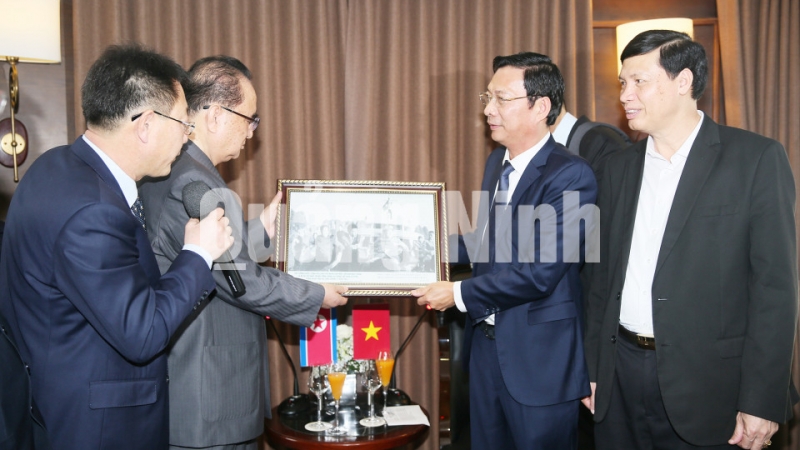 Bí thư Tỉnh ủy trao tặng bức ảnh Chủ tịch Kim Nhật Thành tham quan Vịnh Hạ Long năm 1964 cho đoàn lãnh đạo cấp cao Đảng WPK (27-2-2019). Ảnh: Đỗ Phương