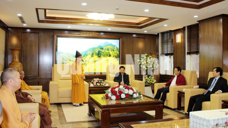 Nhân dịp này, Ban Trị sự Giáo hội Phật giáo Việt Nam tỉnh Quảng Ninh cũng chúc Tết UBND tỉnh (1-2020). Ảnh: Thu Chung