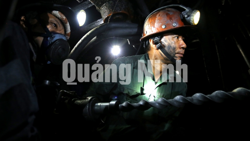 Công nhân Công ty Than Nam Mẫu khoan khai thác than. Ảnh: Quốc Khương (CTV)