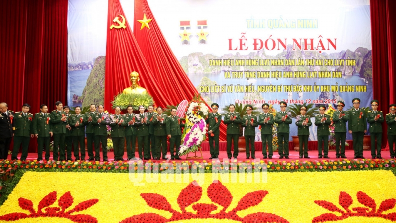 Các tướng lĩnh của Quân đội tặng hoa cho LLVT tỉnh tại buổi lễ