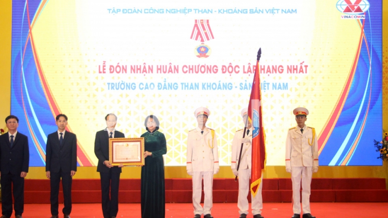 Phó Chủ tịch nước Đặng Ngọc Thịnh trao Huân chương Độc lập hạng Nhất cho trường Cao đẳng Than và Khoáng sản Việt Nam (11-2020). Ảnh: Thu Chung