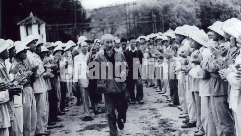 Chủ Tịch Hồ Chí Minh thăm Sở chỉ huy Trung đoàn 244.